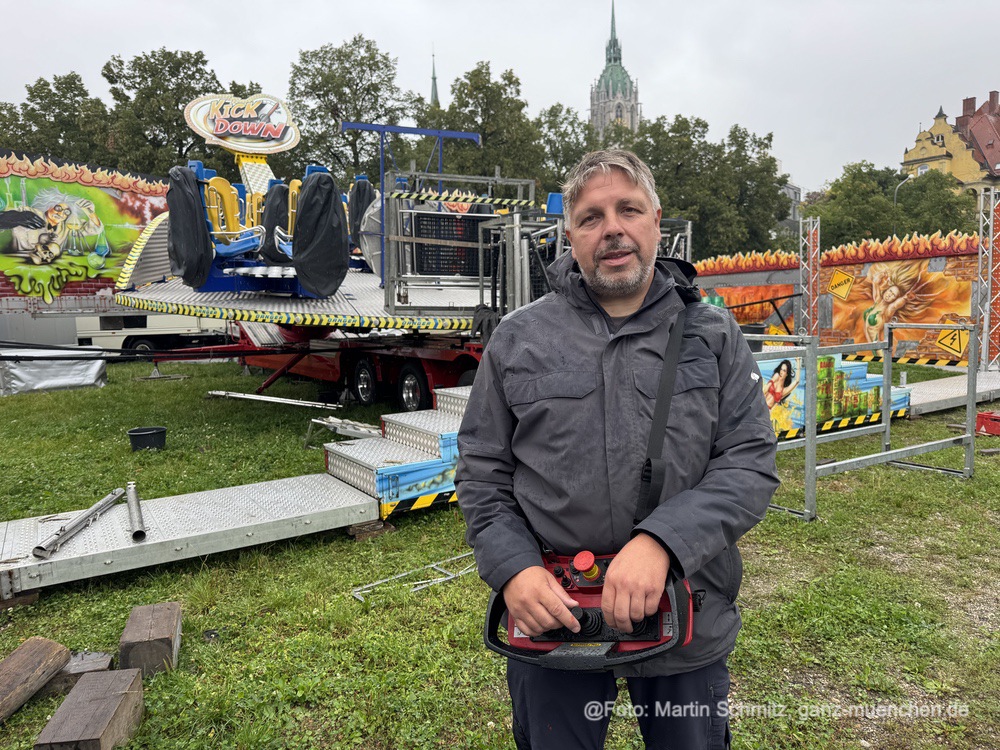 Aufbau Oktoberfest 2025, Tag 73 - Mittwoch -Maik Landwermann beim Aufbau seines Kickdown (&copy;Foto: Martin Schmitz)